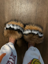 Load image into Gallery viewer, MULTICOLOR FUR SLIDES
